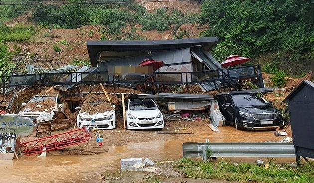 3일 폭우가 쏟아진 경기도 가평군 가평읍 산유리의 한 펜션에서 토사가 무너져 4명이 매몰되는 사고가 발생했다. 