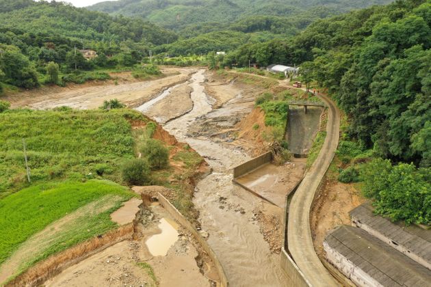 2일 오전 경기도 이천시 율면 산양저수지 둑 일부가 폭우로 붕괴돼 있다.
