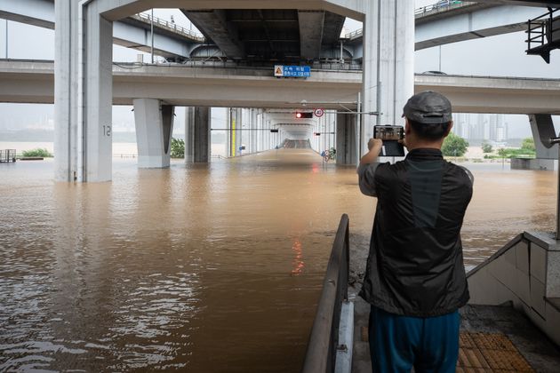 3일 중부지방에 집중되고 있는 폭우로 한강수위가 상승, 서울 잠수교 일대가 침수로 통제되고 있다.  