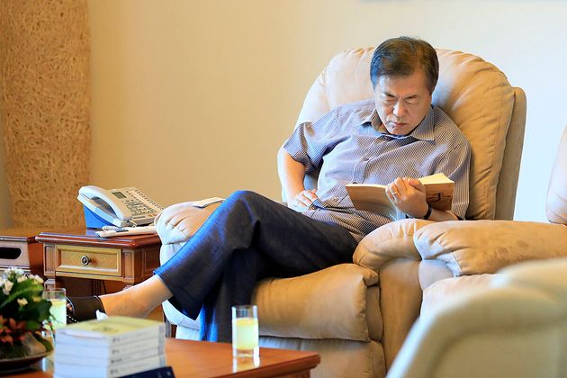 (자료사진) 2018년 여름휴가지로 계룡대를 찾은 문재인 대통령이 책을 읽고 있는 모습.