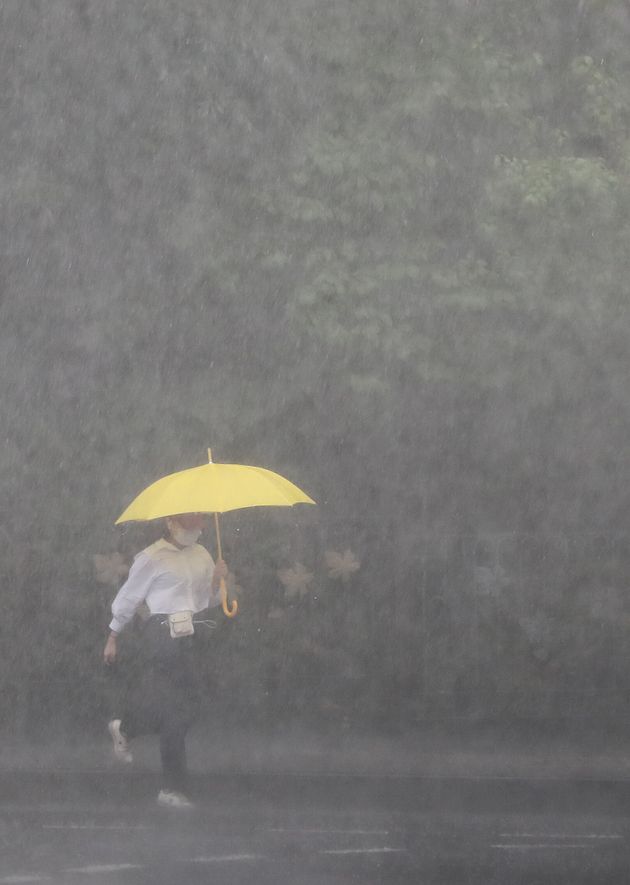 서울 전역에 호우경보가 발효된 2일 서울 종로구 세종대로 인근에서 우산을 쓴 시민이 발걸음을 재촉하고 있다. 