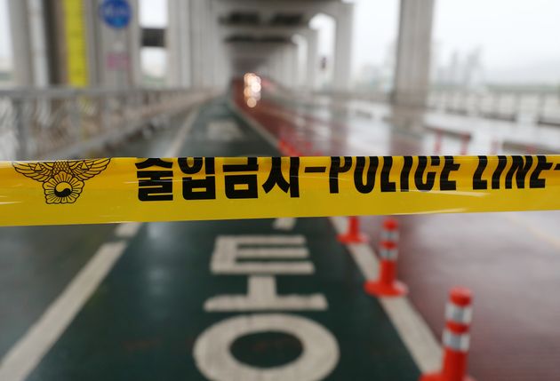 2일 오후 서울 잠수교의 보행자 통행로가 통제되고 있다.