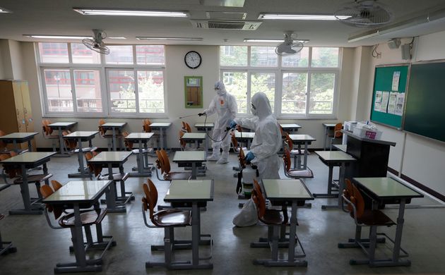 (자료사진) 서울의 한 고등학교에서 수업 재개를 앞두고 소독 작업이 진행되고 있는 모습. 2020년 5월11일.