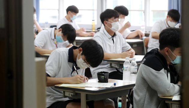 (자료사진) 2021학년도 수능 6월 모의평가가 치러진 6월18일 오전 서울 여의도고등학교에서 고3 수험생들이 시험을 치르고 있다.