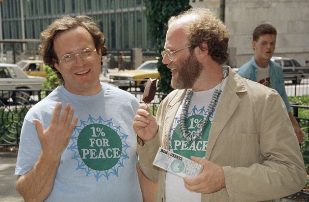 벤앤제리스의 창업자, 벤 코헨(오른쪽)과 제리 그린필드(왼쪽)가 유엔본부 앞에서 자사 최신 제품인 '평화 아이스크림(the Peace Pop)'을 들고 있는 모습. 1998년 8월17일.