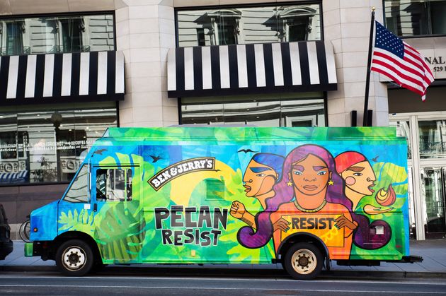 트럼프 반대 운동을 지지하는 의미로 개발된 '피칸 저항(Peacan Resist)' 맛을 홍보하는 트럭.