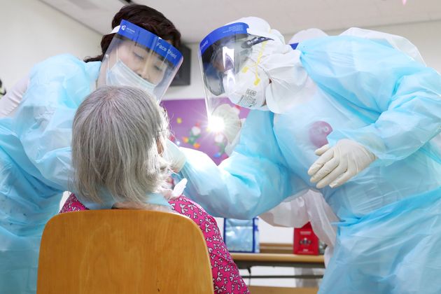 (자료사진) 서울 성동구의 한 요양원에서 관계자들이 코로나19 검사를 실시하고 있다.