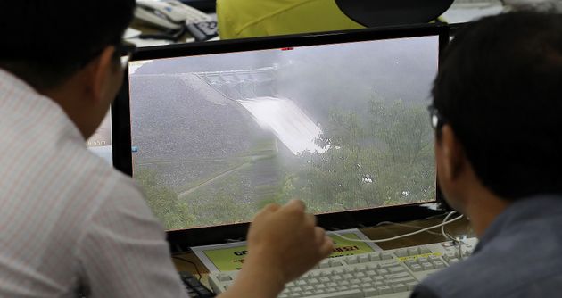 서울 동작구 한강홍수통제소에서 직원들이 수문을 개방한 소양강댐을 실시간으로 확인하고 있다.