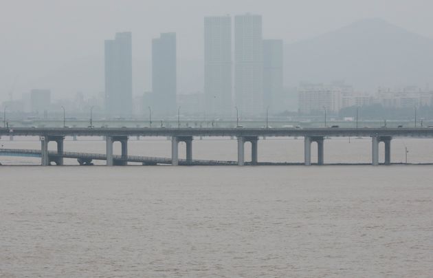 계속되는 중부지방 폭우로 한강수위가 상승하면서 4일 서울 잠수교가 물에 잠겨 있다. 2020.8.4