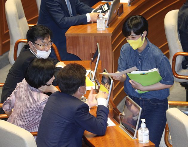 류호정 정의당 의원이 30일 오후 서울 여의도 국회에서 열린 제380회국회(임시회) 제7차 본회의에서 의원들에게 법률안 공동 발의를 요청하고 있다. 