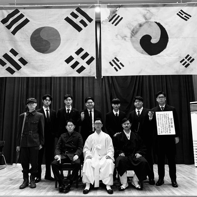 대한민국임시정부 독립운동가로 분장한 의정부고 학생들. 흑백 버전.