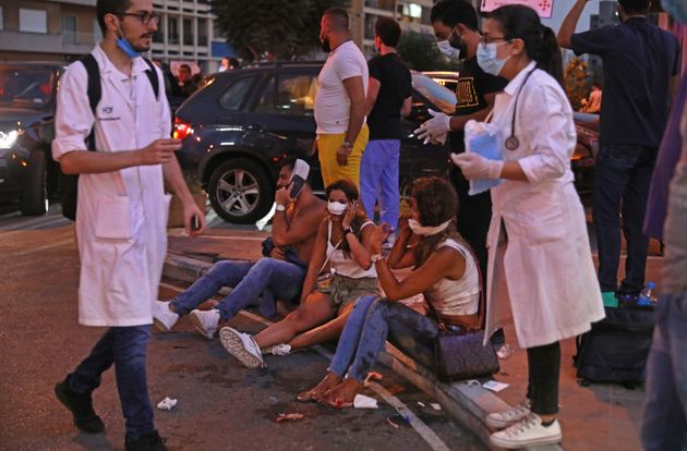 4일 베이루트 시내 한 병원 밖에 폭발로 부상을 입은 사람들이 앉아 있다.