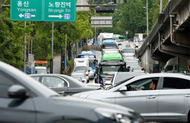 6일 오전 서울 올림픽대로 한강대교에서 양화대교 구간 도로가 통제돼 극심한 정체를 보이고 있다.