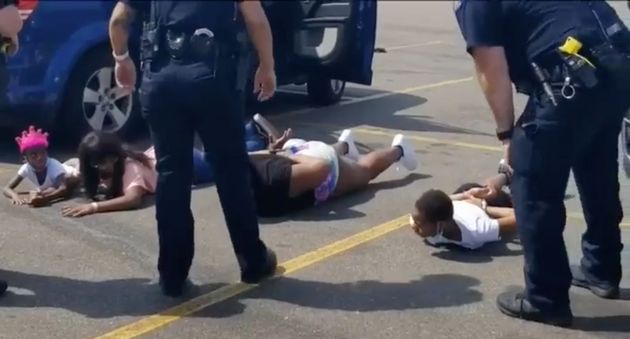 경찰은 땅에 엎드린 아이들에게 총을 겨누었다.