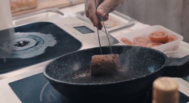 3D 프린팅 식물육 스테이크를 요리하는 장면. 시식회 동영상 갈무리