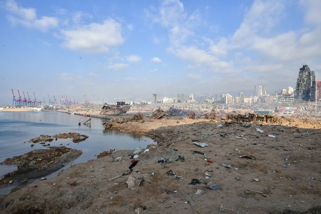 6일 베이루트 항구 해변에 폭발물 잔해들이 널려있는 모습. 
