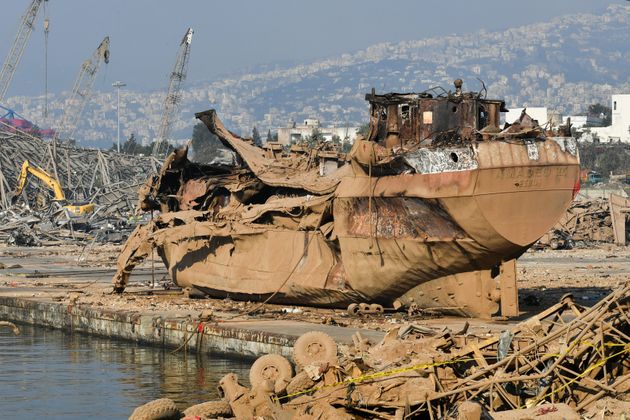 6일 베이루트 항구에서 보관 중이던 배 한 척이 폭발로 찌그러진 모습.