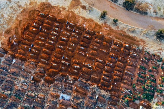 남아프리카공화국 요하네스버그 외곽의 한 공동묘지에 새롭게 추가된 무덤들. 2020년 8월5일.
