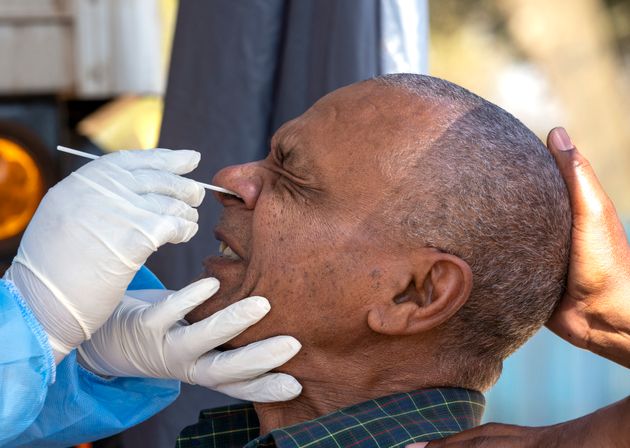 남아프리카공화국 요하네스버그에서 의료진이 한 남성의 검체를 채취하고 있다. 2020년 8월3일.