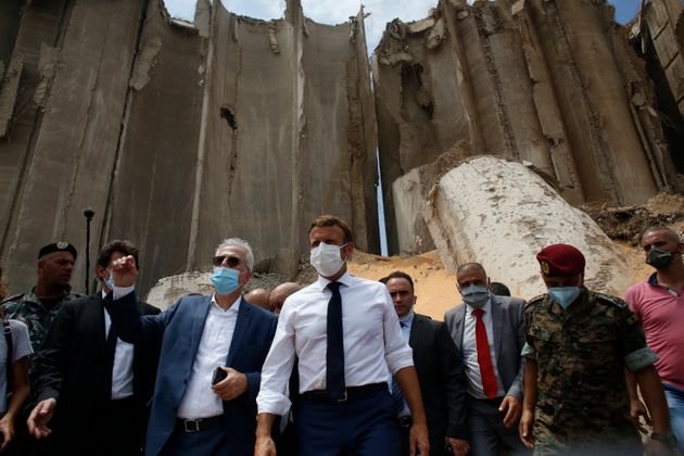 에마뉘엘 마크롱 프랑스 대통령이 사고 현장을 둘러보고 있다. 베이루트, 레바논. 2020년 8월6일.