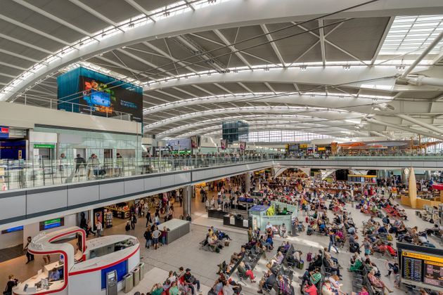 (자료사진) 승객들로 붐비던 영국 런던 히드로공항 5터미널. 코로나 이전 수준으로 여객 수요가 회복되려면 2024년은 되어야 한다는 전망이 나온다.