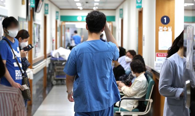 (자료사진) 서울 종로구 서울대병원에서 의료진이 환자들 사이를 지나가고있다. 2020.8.6