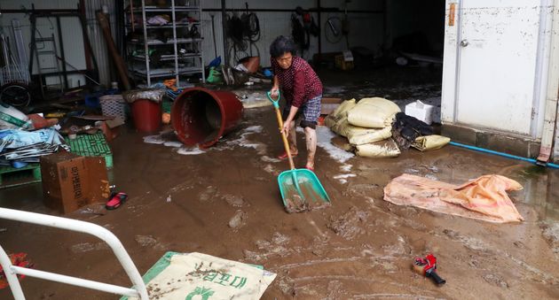 기록적인 폭우가 쏟아진 철원군 동송읍 이길리 한 주민이 복구 작업하고 있다. 2020.8.6