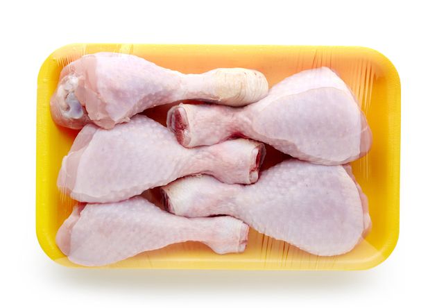 요리하기 전, 생닭을  씻으면 캄필로박터와 살모넬라균 박테리아를 싱크대와 부엌 표면 주위에 퍼뜨릴 수 있다.