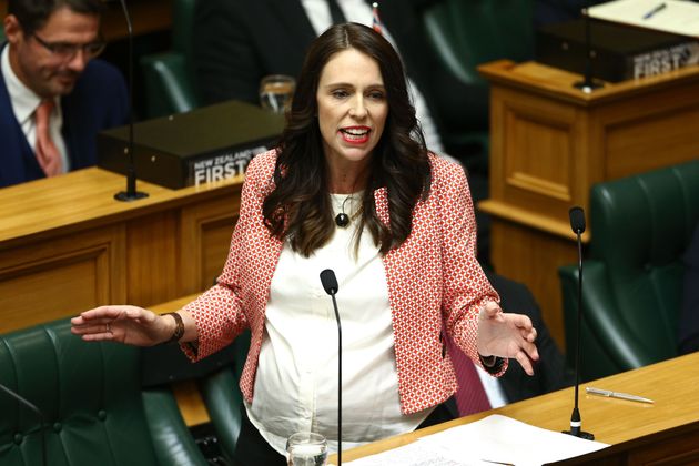 재신다 아던 총리가 2018년 5월 17일 뉴질랜드 웰링턴에서 열린 2018년도 예산 발표회에서 의회에서 연설하고 있다.