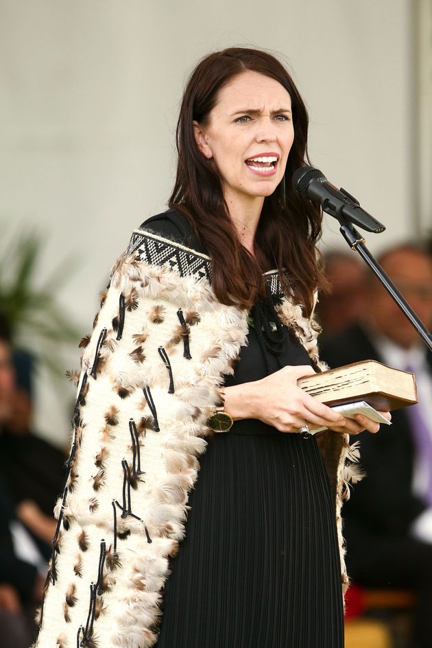 아던은 2018년 11월 7일 뉴질랜드 라타나에 있는 한 교회에서 연설하고 있다.