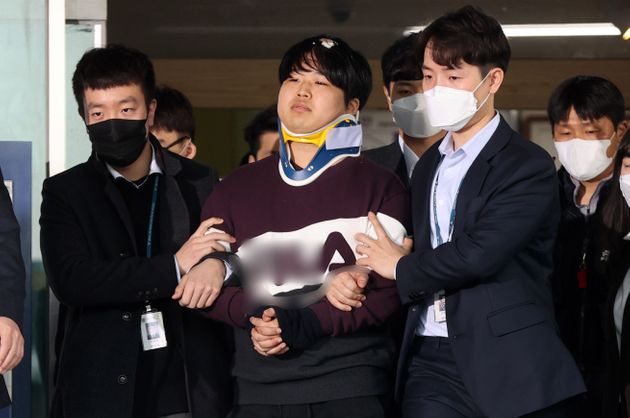 사진은 3월25일 조주빈(25)이 서울 종로경찰서 유치장에서 나와 검찰로 송치되는 모습.