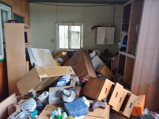 폭우가 그친 9일 오후 전남 구례군 광평마을 한 주택에 침수 피해를 입은 가구들이 널브러져 있다.