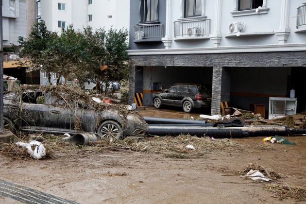 전남 구례군 구례읍의 한 건물 앞, 쓰레기를 뒤집어 쓴 채 주차돼 있는 차량.