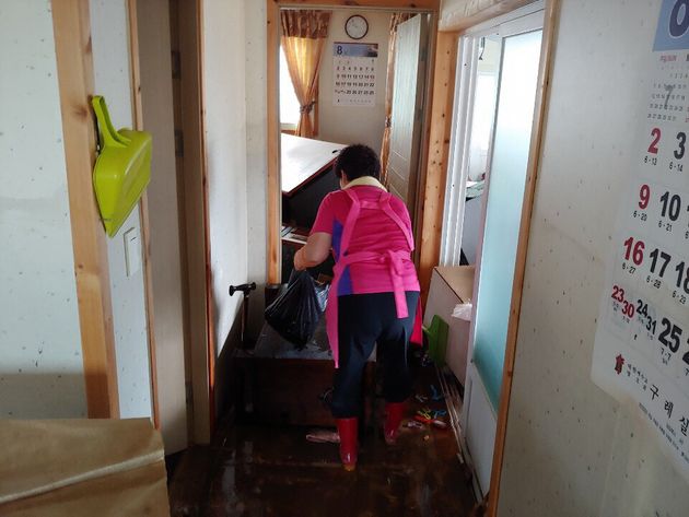 폭우가 그친 9일 오후 전남 구례군 광평마을 한 주택에서 주민들이 침수 피해 현장을 복구하고 있다.