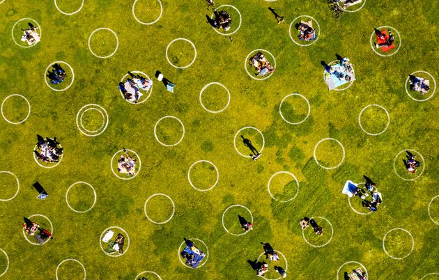 (자료사진) 미국 샌프란시스코의 한 공원에 '사회적 거리두기'를 위한 동그라미가 그려져있다. 과학자들은 코로나19의 미래가 불확실성 투성이라고 말한다.