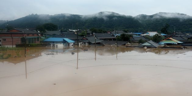 전라북도 순창군 유등면 외이마을 주택들이 침수돼 있다. 이날 전북지역에는 호우경보가 발령됐다. 2020.8.8