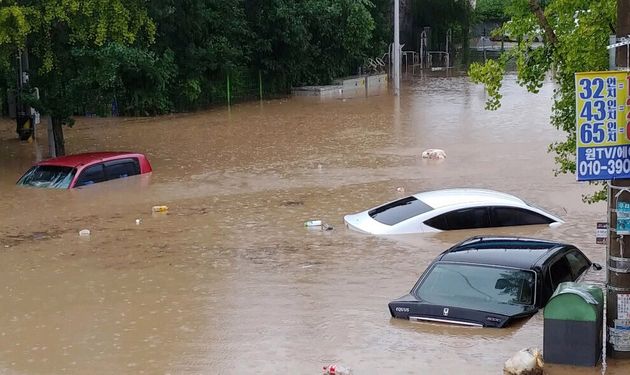 광주 북구 문흥동의 한 도로가 침수돼 차량들이 물에 잠겨 있다. 2020.8.7