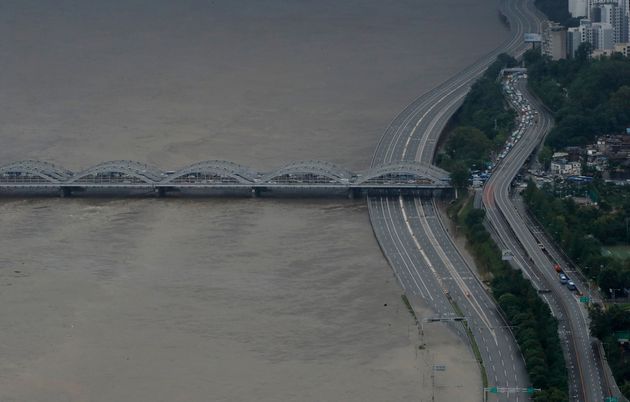 계속되는 집중호우로 서울 한강대교 인근 한강 수위가 높아진 모습. 2020년 8월6일.