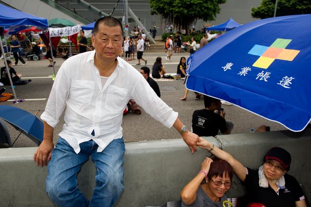 (자료사진) 빈과일보를 창간한 지미 라이 넥스트미디어 CEO가 2014년 '우산혁명' 당시 연좌시위 현장을 찾아 시위대를 격려하는 모습. 그는 중국 정부를 꾸준히 비판해왔다. 2014년 10월2일.