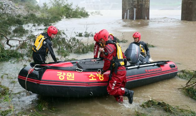의암댐 선박 전복 사고 발생 나흘째인 9일 119 구조대원들이 강원도 춘천시 의암댐 인근에서 실종자 수색준비를 하고 있다.  