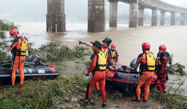 의암댐 선박 전복 사고 발생 나흘째인 9일 119 구조대원들이 강원도 춘천시 의암댐 인근에서 실종자 수색준비를 하고 있다. 한편 이날 중부지방 호우 특보로 수색에 어려움을 겪고 있다.