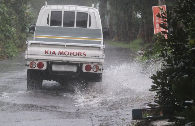 제5호 태풍 장미가 북상 중인 10일 오전 제주 서귀포시 남원읍의 침수된 한 도로를 차량이 물보라를 일으키며 지나가고 있다.  
