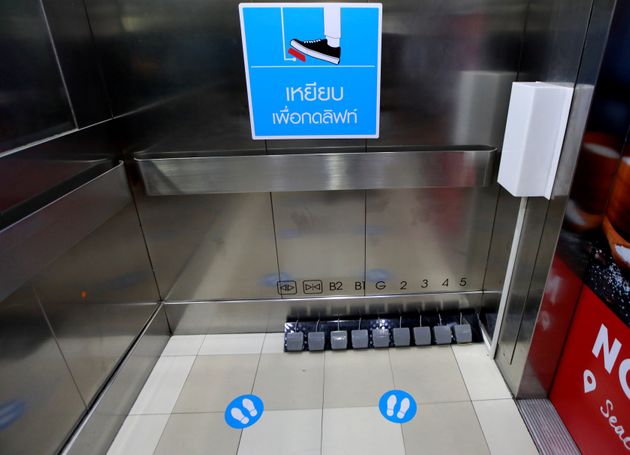 한 쇼핑몰은 손 대신 발로 버튼을 누를 수 있게 엘리베이터를 개조했다. 방콕, 태국. 2020년 5월20일.