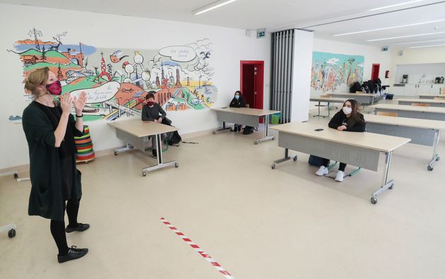 한 교사가 학생들과 멀찌감치 떨어져 수업을 진행하고 있다. 브뤼셀, 벨기에. 2020년 5월15일.