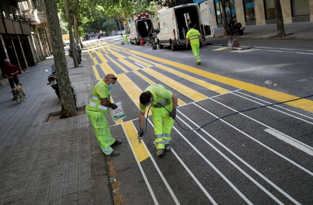 사회적 거리두기를 위해 차도 위에 페인트로 선을 그려넣어 인도를 확장하는 작업이 진행되고 있다. 바르셀로나, 스페인. 2020년 5월5일.