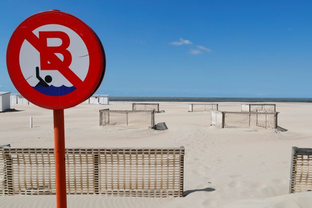 재개장을 앞둔 해변이 텅 비어있다. 작은 축구 골대처럼 보이는 건 사회적 거리두기를 위해 설치된 구조물이다. 크노케-헤이스트, 벨기에. 2020년 5월14일.