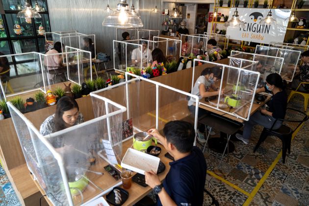 정부의 방역지침에 맞춰 칸막이를 설치한 채 영업을 재개한 식당. 방콕, 태국. 2020년 5월8일.