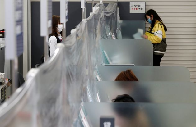 은행 창구에 설치된 비닐 가림막. 도쿄, 일본. 2020년 4월24일.