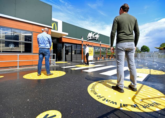 맥도날드 매장 앞에서 사람들이 사회적 거리를 유지하면서 차례를 기다리고 있다. 아른험, 네덜란드. 2020년 5월1일.
