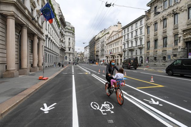 봉쇄조치 해제를 앞두고 자동차로 인한 대기오염을 줄이기 위해 아예 이번 기회에 차도를 좁히고 보행로와 자전거도로를 확장한 도시들도 있다. 밀란, 이탈리아. 2020년 4월30일.